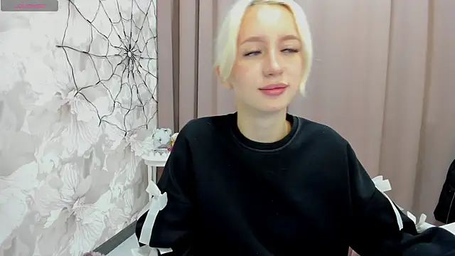 Snapshot of cute_luucy chatting on 11.04.25 cute luucy online show from 11.04.25