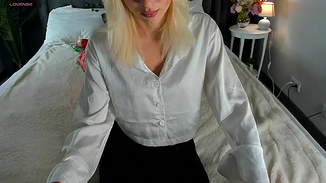 cute luucy online show from 12.17.25