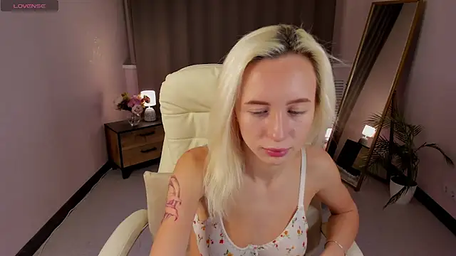 cute luucy online show from 02.19.26