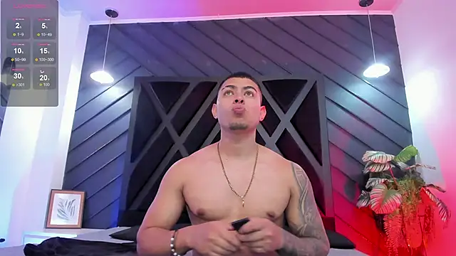 Snapshot of marco_garciia_ chatting on 11.18.25 marco garciia online show from 11.18.25