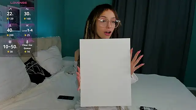 Snapshot of Ameli_Shell chatting on 10.21.25 Ameli Shell online show from 10.21.25