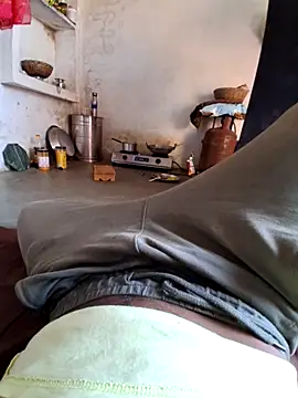 Snapshot of RAYI_Queen_3 chatting on 10.12.25 RAYI Queen 3 online show from 10.12.25