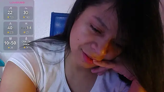 Snapshot of Sara_cute92 chatting on 10.11.25 Sara cute92 online show from 10.11.25