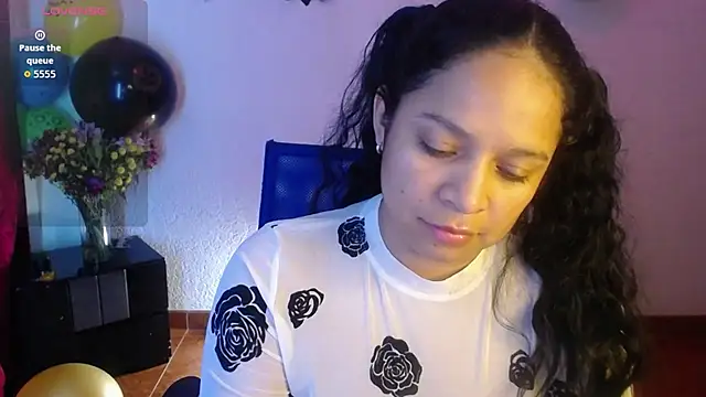 Snapshot of Sara_cute92 chatting on 10.23.25 Sara cute92 online show from 10.23.25