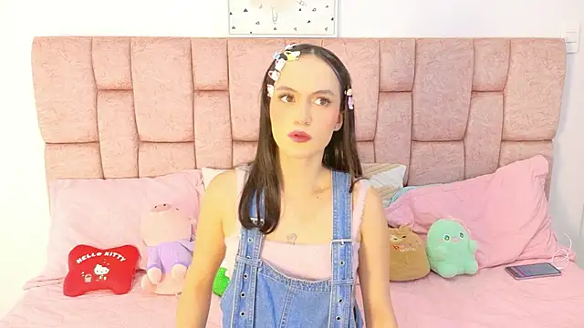 Snapshot of LolaYun chatting on 11.28.25 LolaYun online show from 11.28.25