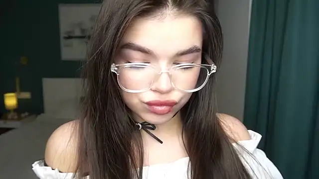 Snapshot of HollisHearl chatting on 09.25.25 HollisHearl online show from 09.25.25