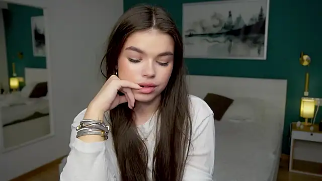 Snapshot of HollisHearl chatting on 10.08.25 HollisHearl online show from 10.08.25