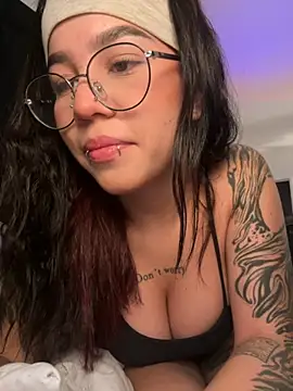 Snapshot of Liz_rogers_x chatting on 12.04.25 Liz rogers x online show from 12.04.25