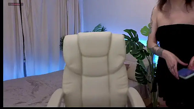 Snapshot of TinaMelt chatting on 09.23.25 TinaMelt online show from 09.23.25