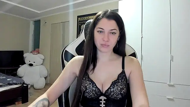 EmiLovsi online show from 11.15.25