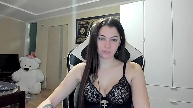 EmiLovsi online show from 11.16.25