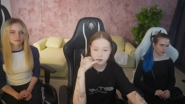 Snapshot of Esmie_Smile chatting on 09.15.25 Esmie Smile online show from 09.15.25