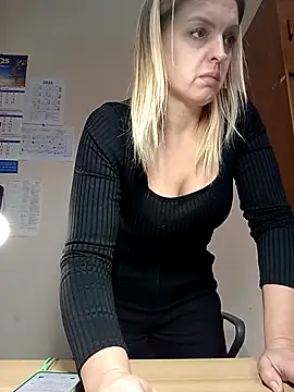 Snapshot of Ami_Foxy chatting on 11.14.25 Ami Foxy online show from 11.14.25