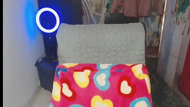 Snapshot of Milf_Valeria chatting on 11.19.25 Milf Valeria online show from 11.19.25