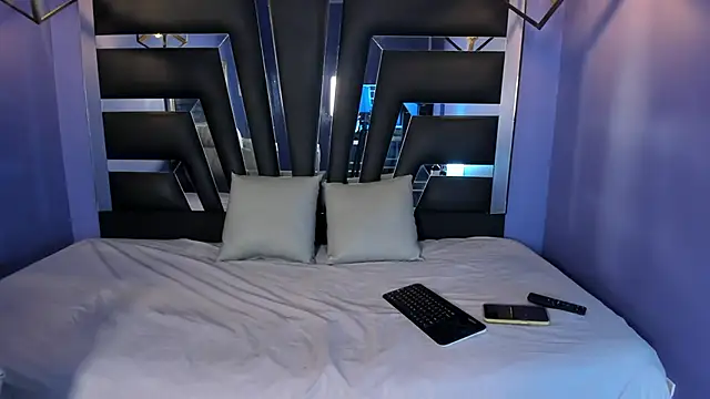 Snapshot of anne-brown13 chatting on 09.08.25 anne-brown13 online show from 09.08.25