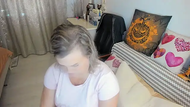 Snapshot of MildMature chatting on 09.25.25 MildMature online show from 09.25.25