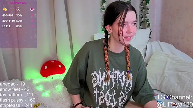 Snapshot of little_Teya chatting on 09.19.25 little Teya online show from 09.19.25