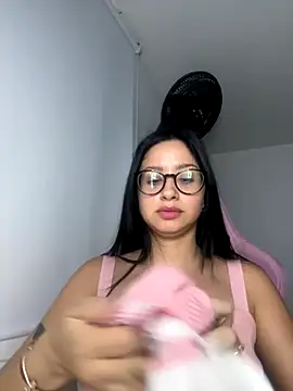 Snapshot of lucy_grey25 chatting on 11.14.25 lucy grey25 online show from 11.14.25