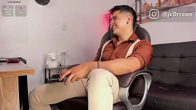 Snapshot of _Juanes chatting on 11.11.25 Juanes online show from 11.11.25