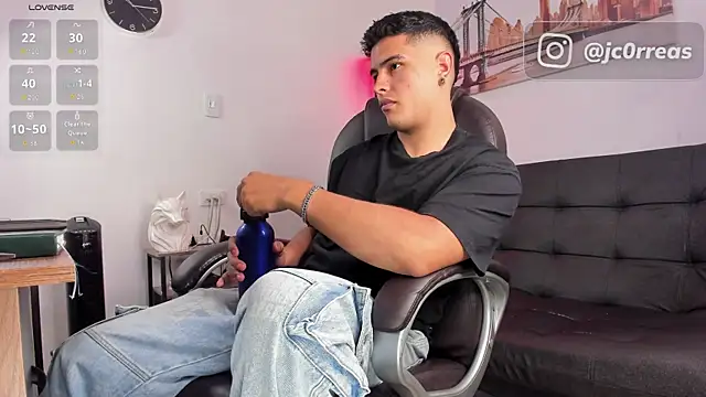 Snapshot of _Juanes chatting on 11.12.25 Juanes online show from 11.12.25