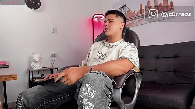 Snapshot of _Juanes chatting on 11.19.25 Juanes online show from 11.19.25