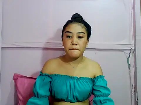 Snapshot of YourWildestDoll chatting on 04.21.26 YourWildestDoll online show from 04.21.26