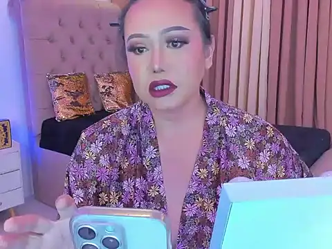 Snapshot of dianaCortney_21 chatting on 10.17.25 dianaCortney 21 online show from 10.17.25