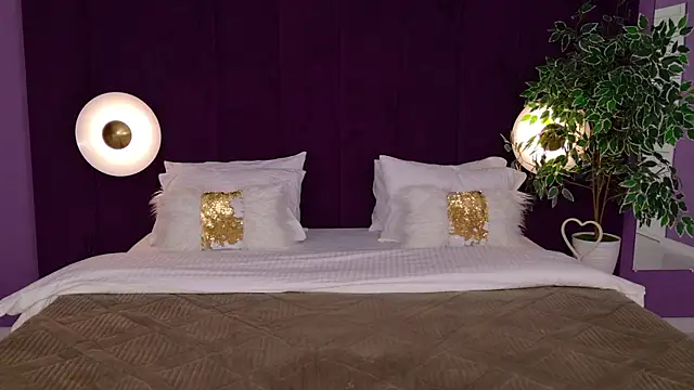 Snapshot of NoraHaynes chatting on 11.17.25 NoraHaynes online show from 11.17.25