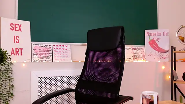 Snapshot of NoraHaynes chatting on 05.22.26 NoraHaynes online show from 05.22.26