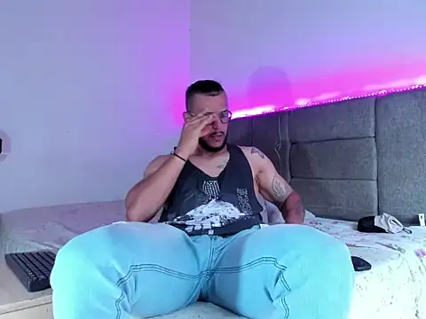 Snapshot of Edy_coltt chatting on 10.22.25 Edy coltt online show from 10.22.25