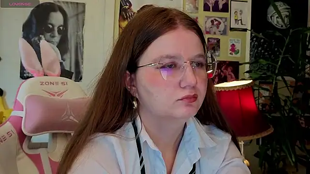 Snapshot of Sienna-Cow chatting on 10.07.25 Sienna-Cow online show from 10.07.25