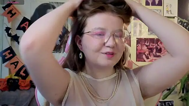 Snapshot of Sienna-Cow chatting on 10.29.25 Sienna-Cow online show from 10.29.25