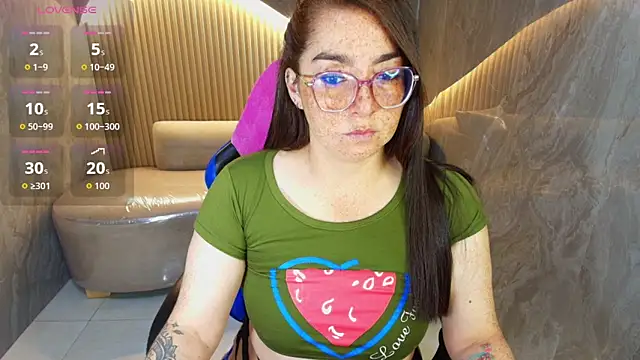 Snapshot of mariehw_r chatting on 10.12.25 mariehw r online show from 10.12.25