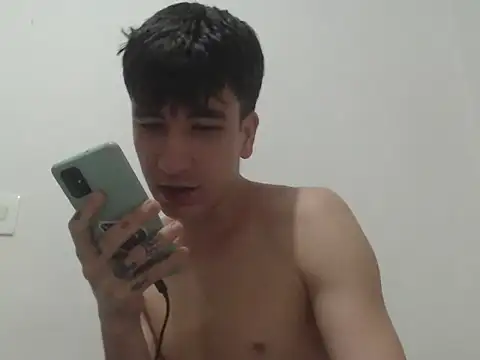 Snapshot of younewmaster chatting on 10.28.25 younewmaster online show from 10.28.25