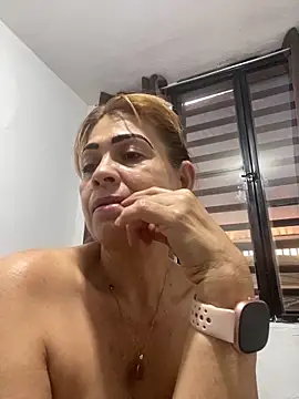 Snapshot of Sexysquirtmommy chatting on 05.09.26 Sexysquirtmommy online show from 05.09.26