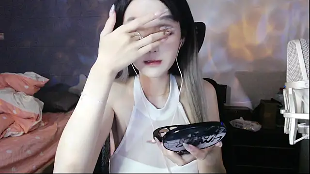 Snapshot of twlilybae chatting on 06.28.26 twlilybae online show from 06.28.26