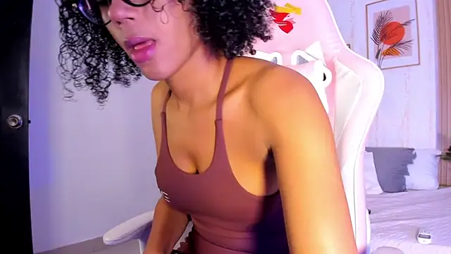 Snapshot of Ayleen_Dunkan chatting on 10.31.25 Ayleen Dunkan online show from 10.31.25