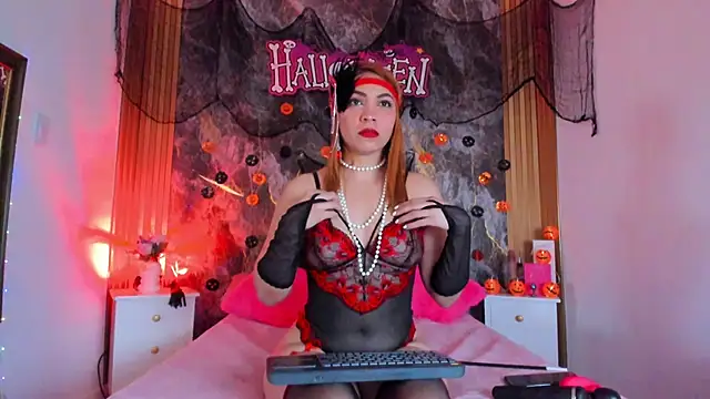 Snapshot of MIIRANDAHOT chatting on 10.16.25 MIIRANDAHOT online show from 10.16.25