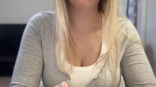 Snapshot of KristinaCake chatting on 11.15.25 KristinaCake online show from 11.15.25