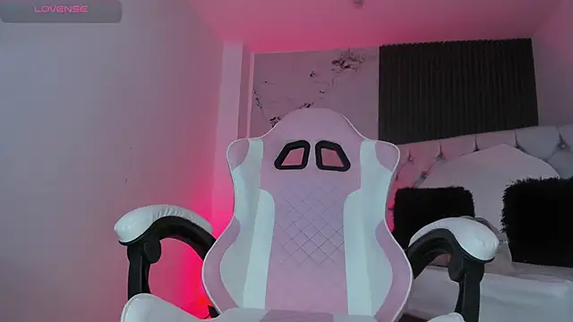 Snapshot of chloesagee chatting on 09.27.25 chloesagee online show from 09.27.25