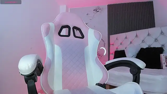 Snapshot of chloesagee chatting on 11.08.25 chloesagee online show from 11.08.25