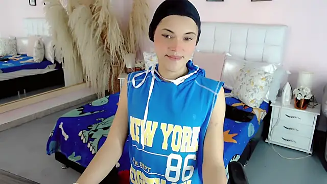 nathalialoes1 online show from 11.26.25