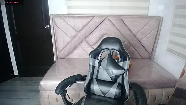 Snapshot of Luna_Star_v chatting on 10.18.25 Luna Star v online show from 10.18.25