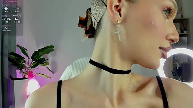 Ice Strawberry online show from 04.08.26