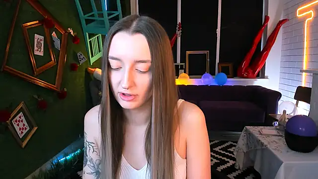 Snapshot of AliceLids chatting on 10.06.25 AliceLids online show from 10.06.25