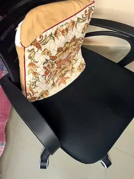 Snapshot of linishal chatting on 10.13.25 linishal online show from 10.13.25