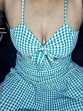 Snapshot of linishal chatting on 11.20.25 linishal online show from 11.20.25