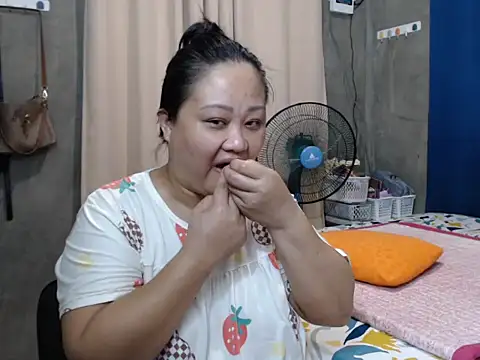 Snapshot of jengrey chatting on 10.20.25 jengrey online show from 10.20.25