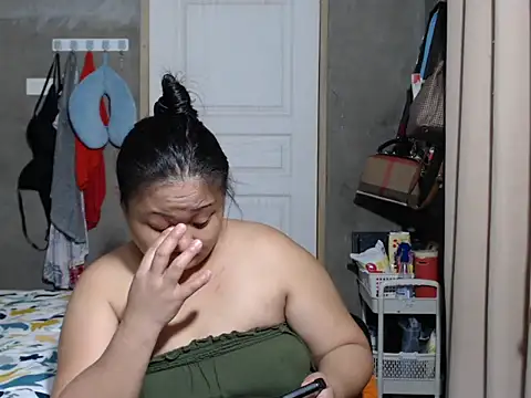 Snapshot of jengrey chatting on 11.18.25 jengrey online show from 11.18.25