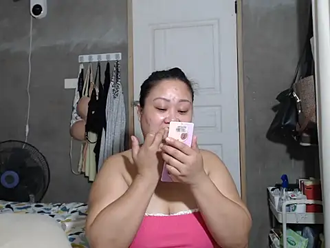 Snapshot of jengrey chatting on 12.17.25 jengrey online show from 12.17.25